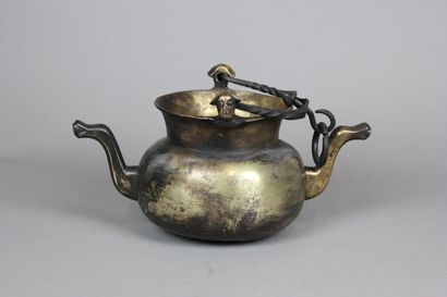 Puisette en bronze patiné.
Comporte deux...