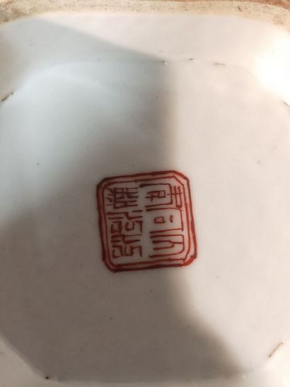 CHINE.
Petite coupe de forme polylobée en...