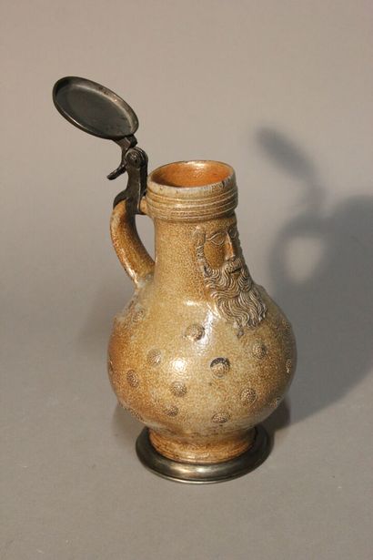 FRECHEN.
Pichet en grès émaillé. 
Décor d'une...