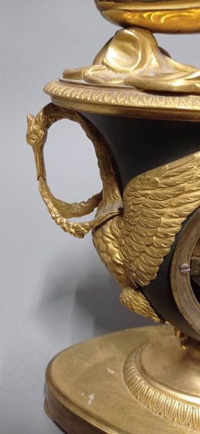 Pendule dite à l'Amour en bronze à deux patines...