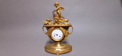Pendule dite à l'Amour en bronze à deux patines...