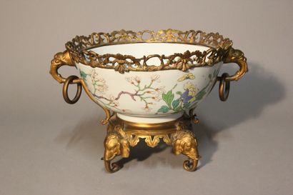 CHINE
Importante coupe montée en porcelaine...