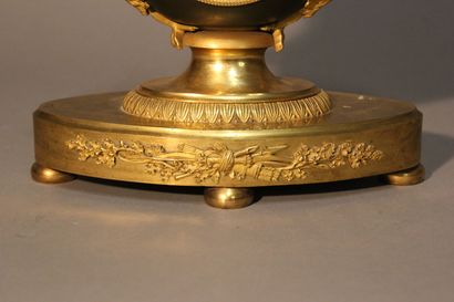 Pendule dite à l'Amour en bronze à deux patines...