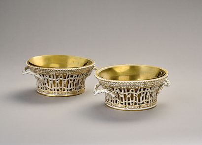 Paire de coupes en porcelaine blanche et...