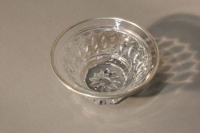 Coupe en cristal taillé.
Décor de motifs...