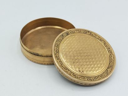 Circular yellow gold box of the XIXth century.
Decorated...