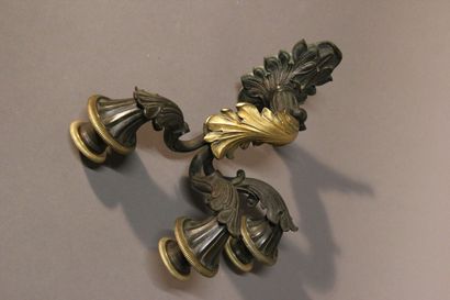 Paire d'appliques en bronze à trois bras...