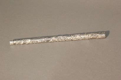 CHINE.
Manche d'ombrelle en argent.
Décor...