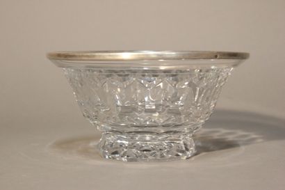 Coupe en cristal taillé.
Décor de motifs...
