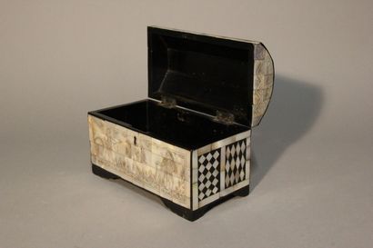 Coffret à couvercle galbé.
Décor toutes faces...