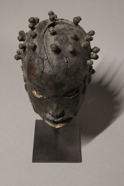 EKOI, Nigeria.
Masque en bois recouvert de...