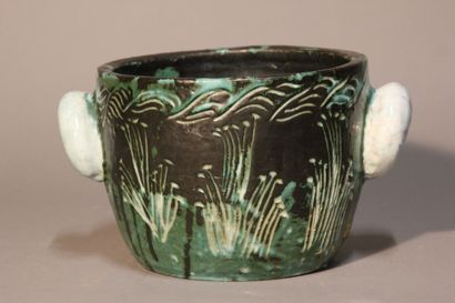 Cover-pot with two handles in glazed ceramic.
Incised...