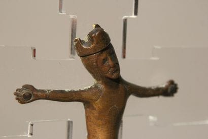 Christ en croix en métal patiné.
Style Médiéval.
14...