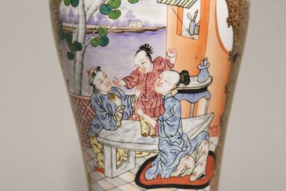 CHINE.
Vase monté en lampe en porcelaine...