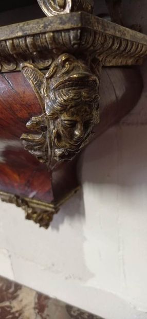 Cartel d'alcôve et sa console de forme violonée...
