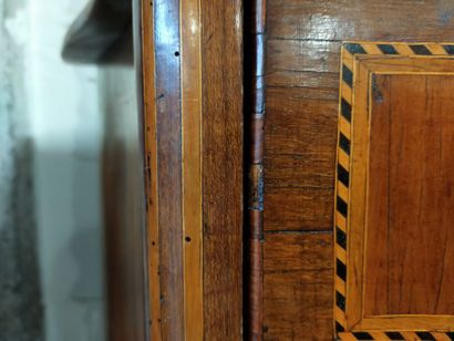 Commode sauteuse galbée toutes faces en placage...