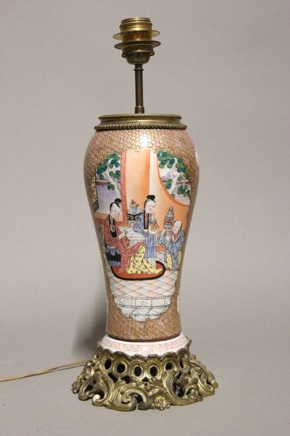 CHINE.
Vase monté en lampe en porcelaine...
