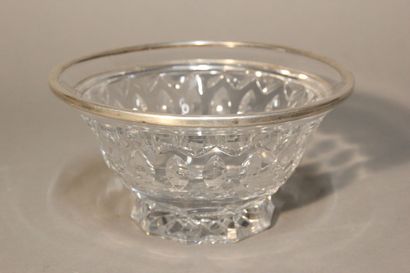 Coupe en cristal taillé.
Décor de motifs...