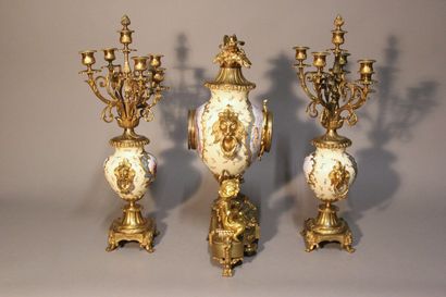 Garniture de cheminée en bronze doré, ciselé...