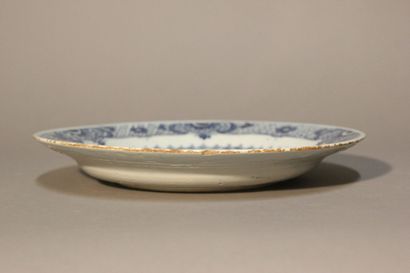 DELFT.
Plat en faïence bleue et blanche.
Décor...