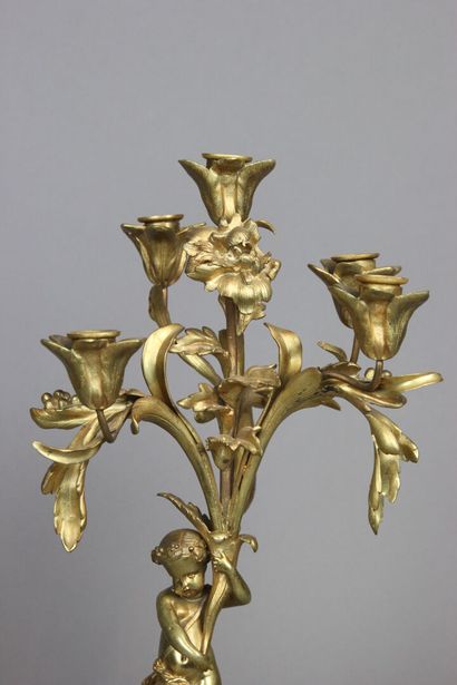 Paire de candélabres à cinq bras de lumières.
Bronze...
