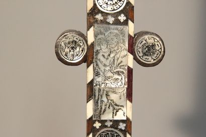 Importante croix en bois naturel à décor...