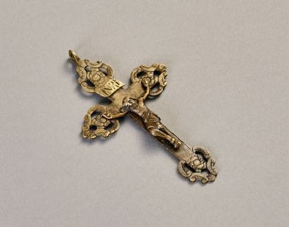 Croix en pendentif en bronze patiné.
Décor...