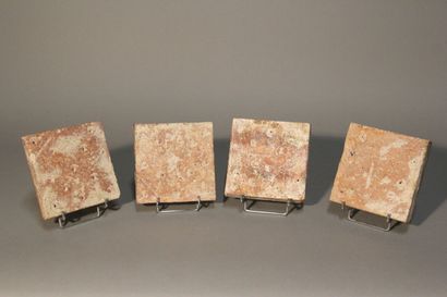 Quatre carreaux en céramique émaillée formant...