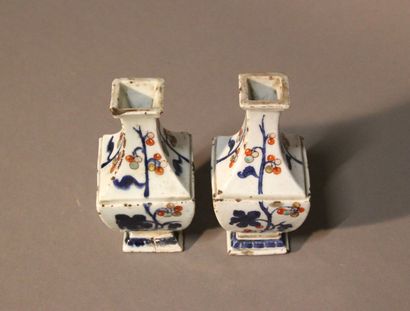 CHINE. 
Paire de vases de forme carrée en...