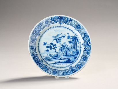 DELFT.
Plat en faïence bleue et blanche.
Décor...