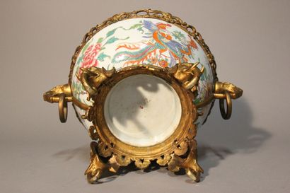 CHINE
Importante coupe montée en porcelaine...