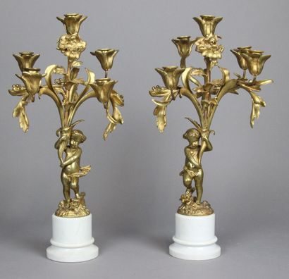 Paire de candélabres à cinq bras de lumières.
Bronze...