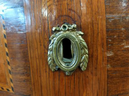 Commode sauteuse galbée toutes faces en placage...