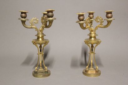 Paire de chandeliers en bronze doré et ciselé...