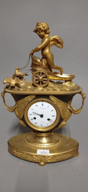 Pendule dite à l'Amour en bronze à deux patines...