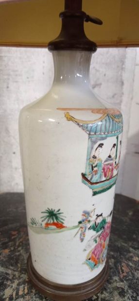 CHINE.
Vase bouteille en porcelaine polychrome.
Décor...