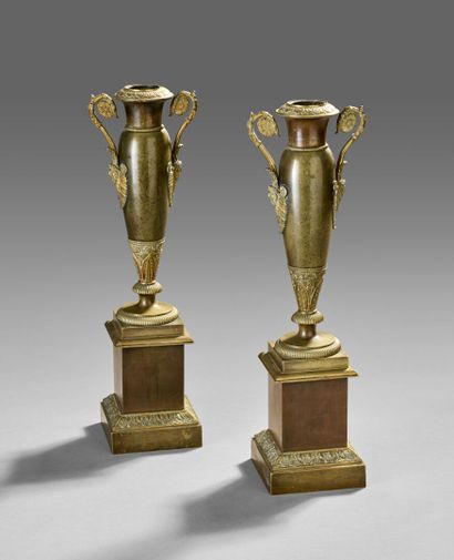 Paire de vases fuseaux en bronze patiné.
Ils...