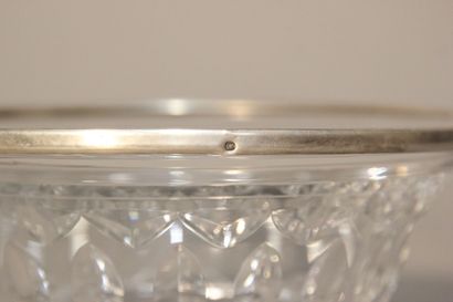 Coupe en cristal taillé.
Décor de motifs...