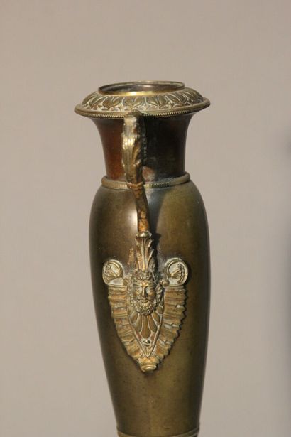Paire de vases fuseaux en bronze patiné.
Ils...