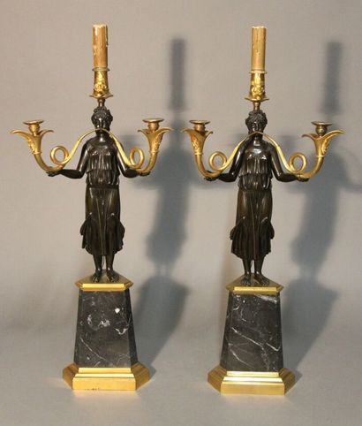 Paire de candélabres en bronze ciselé à doubles...