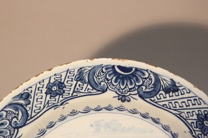 DELFT.
Plat en faïence bleue et blanche.
Décor...