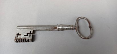 Serrure et sa clé en fer forgé à trois pennes.
La...