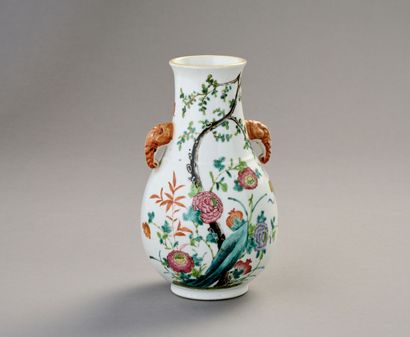 CHINE.
Vase en porcelaine polychrome.
Décor...