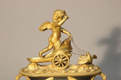 Pendule dite à l'Amour en bronze à deux patines...