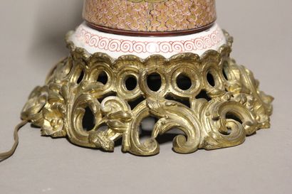 CHINE.
Vase monté en lampe en porcelaine...