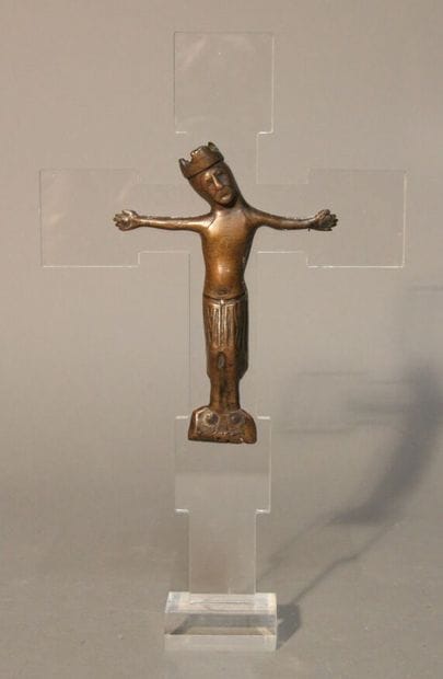 Christ en croix en métal patiné.
Style Médiéval.
14...