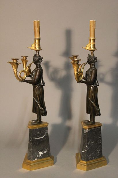 Paire de candélabres en bronze ciselé à doubles...