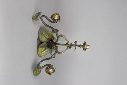 Lustre à trois feux en métal patiné.
Décor...