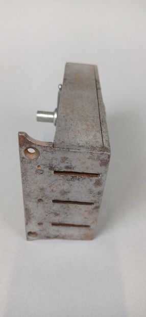 Serrure et sa clé en fer forgé à trois pennes.
La...