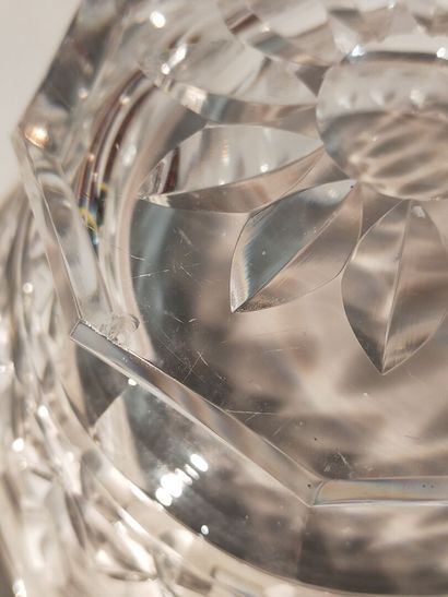 Coupe en cristal taillé.
Décor de motifs...